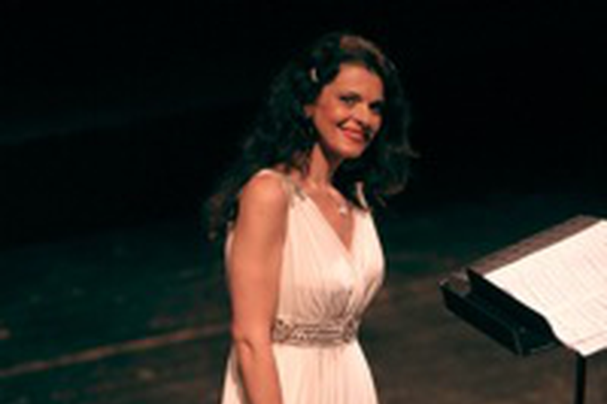 Фьоренца Чедолинс во время сольного концерта в театре «Ла Скала»