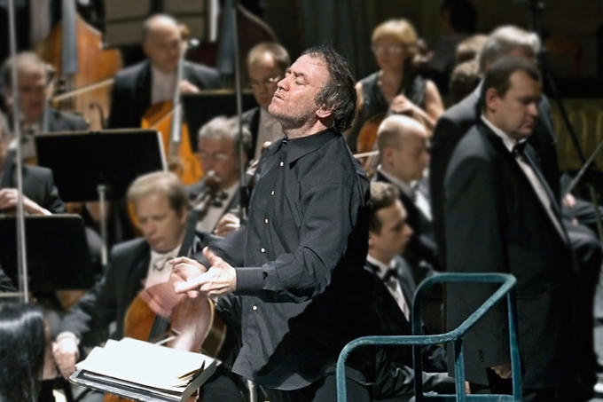 Валерий Гергиев дирижирует оркестром Мариинского театра. Фото с сайта Мариинского театра