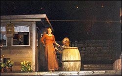Сцена из спектакля "Плащ". Жоржетта (Т.Яценко) и Микеле (В.Шимаров)