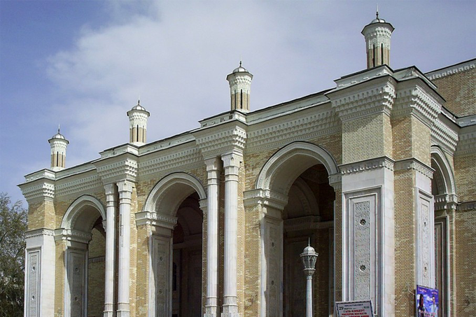 Здание Ташкентской оперы