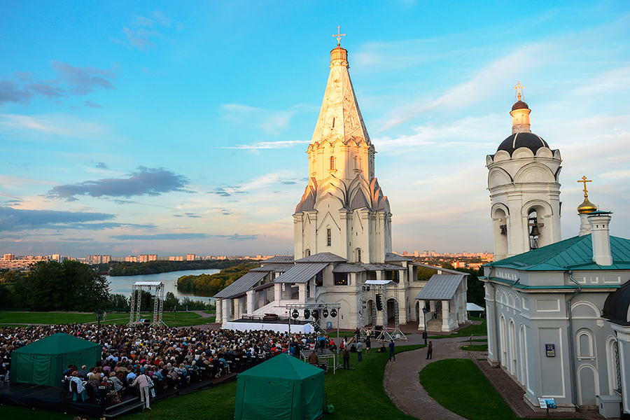 «Царская невеста» на фоне Вознесенского храма в Коломенском