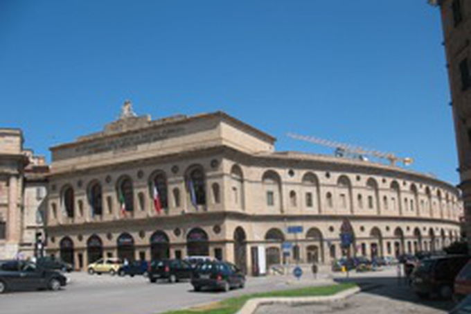 Арена Sferisterio (внешний вид со стороны входа). Фото автора