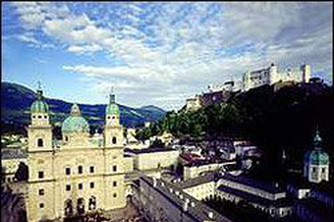 Кафедральная площадь (Domplatz) и крепость (Hohensalzburg)